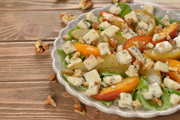 Salad with caramelized pear, peach and blue cheese
