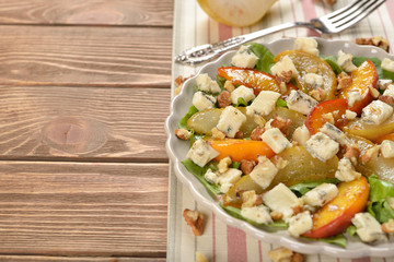 Salad with caramelized pear, peach and blue cheese