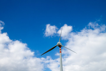 Pala eolica con sfondo del cielo 
