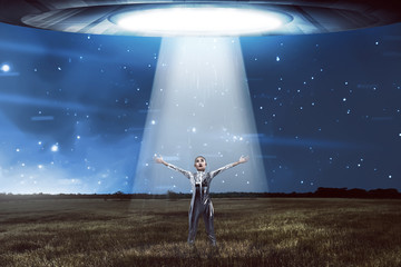 Naklejka premium Woman in latex costume going to space with flying saucer