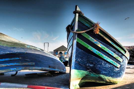 Marokko - blaue Boote im Hafen von Essaouira