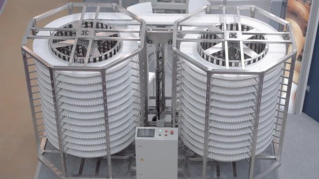 Automatic conveyor for cooling bread and bakery products for bakehouse