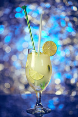 Cocktail granita su fondo blu bokeh