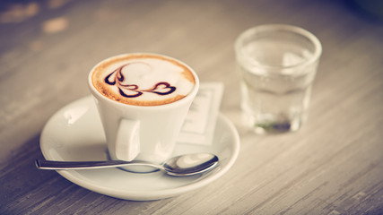 Caffè con schiuma al bar