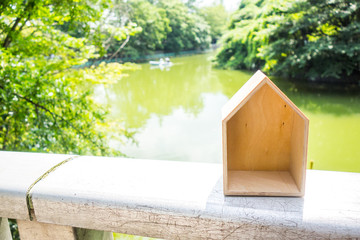 池の近くの一軒家