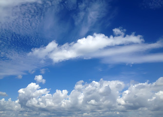 Белые пушистые облака на голубое небо, вид снизу