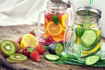 Wandaufkleber Aufgegossenes Wasser mit frischen Erdbeeren, Zitrone, Gurke, Kiwi und Minze © circleps