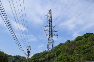 山間部の送電線 ／...