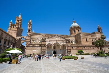Raamstickers Kathedraal van Palermo aan de blauwe lucht © zorandim75