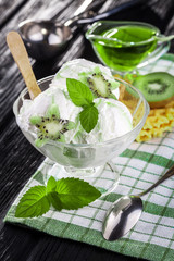 Ice Cream with kiwi fruit, Mint and waffles.