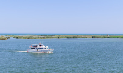 Obraz premium Sightseeing Cruise Ebro delta.