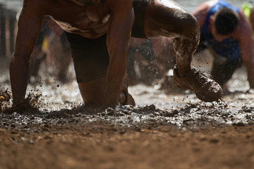 Mud race runners - obrazy, fototapety, plakaty