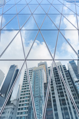 Obraz premium Reflection of urban skyline on modern office building