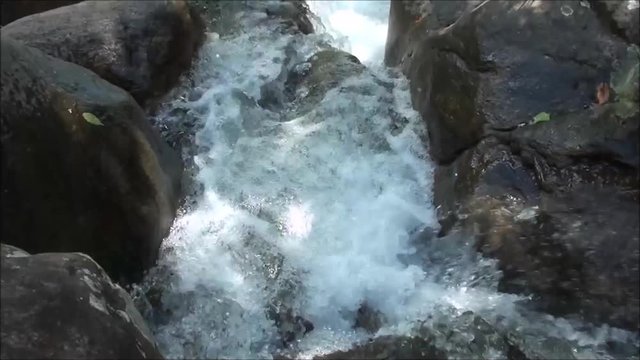 &Aacute;guas correntes de cachoeira