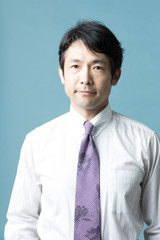 ビジネスマン・ミドル男性(ブルーバック)