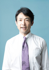 ビジネスマン・ミドル男性(ブルーバック)