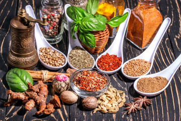 Kleurrijke aromatische specerijen en kruiden op een houten backgrownd