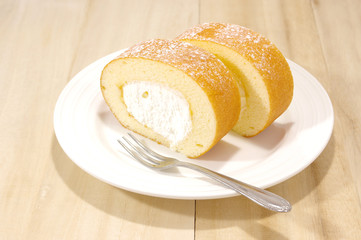 生クリームたっぷりのロールケーキ