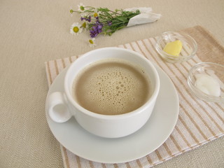 Eine Tasse Butterkaffee - Schwarzer Kaffee mit Butter und Kokosöl zum Frühstück