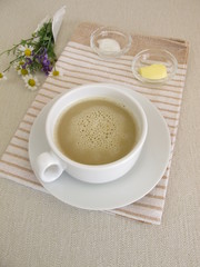 Eine Tasse Butterkaffee - Schwarzer Kaffee mit Butter und Kokosöl zum Frühstück