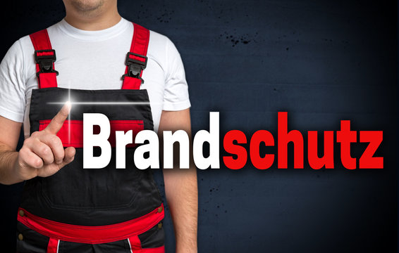 brandschutz touchscreen wird von handwerker gezeigt