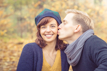Fototapeta premium Junges Paar im Herbst