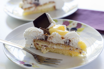 Fetta di torta chantilly con cioccolato e panna montata