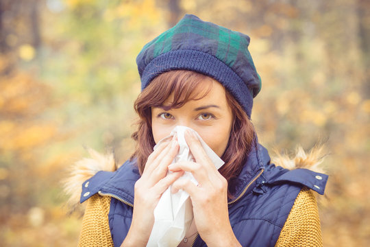 Junge Frau hat Schnupfen im Herbst