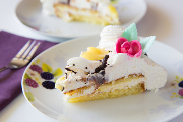 Fetta di torta chantilly con frutti di bosco e panna montata