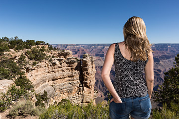 Naklejka premium Mujer observando las vistas del Gran Cañón del Colorado, Arizona.
