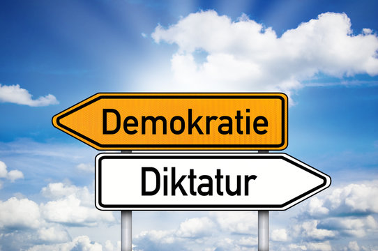 Wegweiser mit Demokratie und Diktatur Milit&auml;rputsch