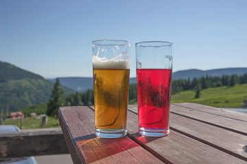 Bier und rote Limonade auf dem Tisch