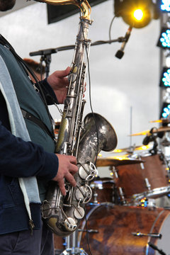 Ein Mann spielt Jazz mit Saxophon anonym