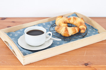 Frühstück mit Kaffee und Croissants