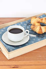Frühstück mit Kaffee und Croissants