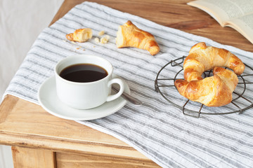 Frühstück mit Kaffee und Croissants