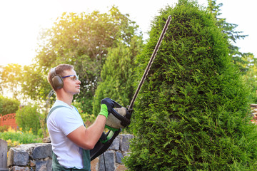 Gärtner bei Gartenarbeit