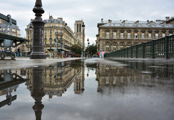 Obraz premium View of Pont d'Arcole and Notre Dame Cathedral in Paris