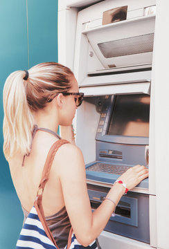 Donna preleva soldi al bancomat