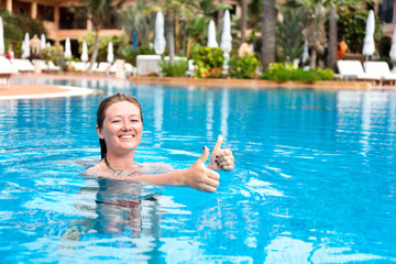 Naklejka premium Frau im Hotel Freibad 