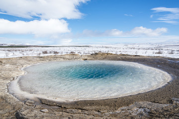 Obraz premium Blue geyser and hot springs in Strokkur. Winter view. Golden circle, Iceland