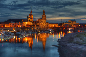 Fototapeta na wymiar Dresden Elbansicht bei Nacht