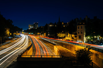 Obraz premium Long exposure of traffic along Storrow Drive at night, in Beacon