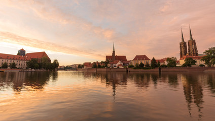 Fototapeta na wymiar Wroclaw / zabytkowa dzielnica Ostrów Tumski / zachód słońca