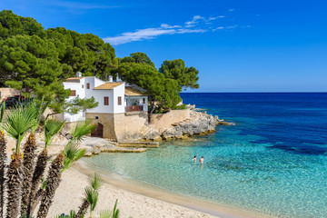 Naklejka premium Cala Gat w Ratjada na Majorce - piękna plaża i wybrzeże