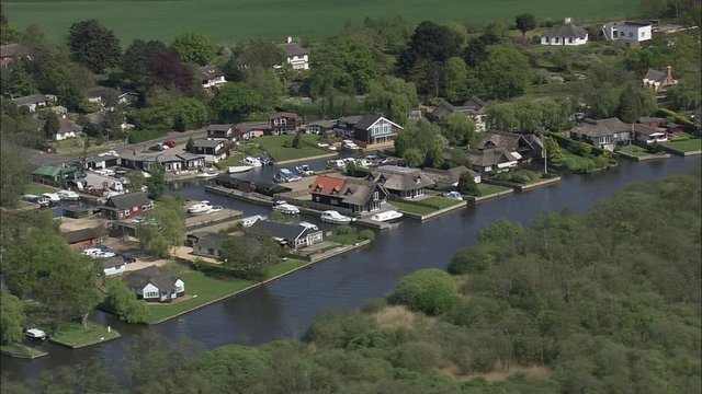 Horning And Smart Wooden Pads On River Cuts