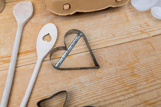 Textfl&auml;che auf Holz mit diversen Utensilen zum backen und kochen darum