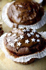Schokoladenmuffins weihnachtlich dekoriert