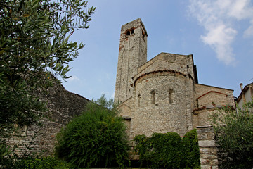 Fototapeta premium Pieve di San Giorgio in Valpolicella: abside e campanile
