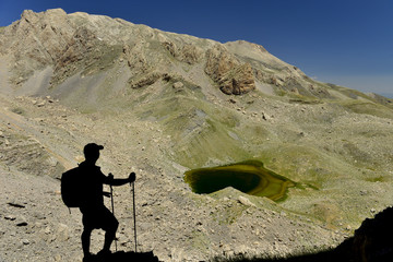 kalp görünümlü krater gölü © emerald_media